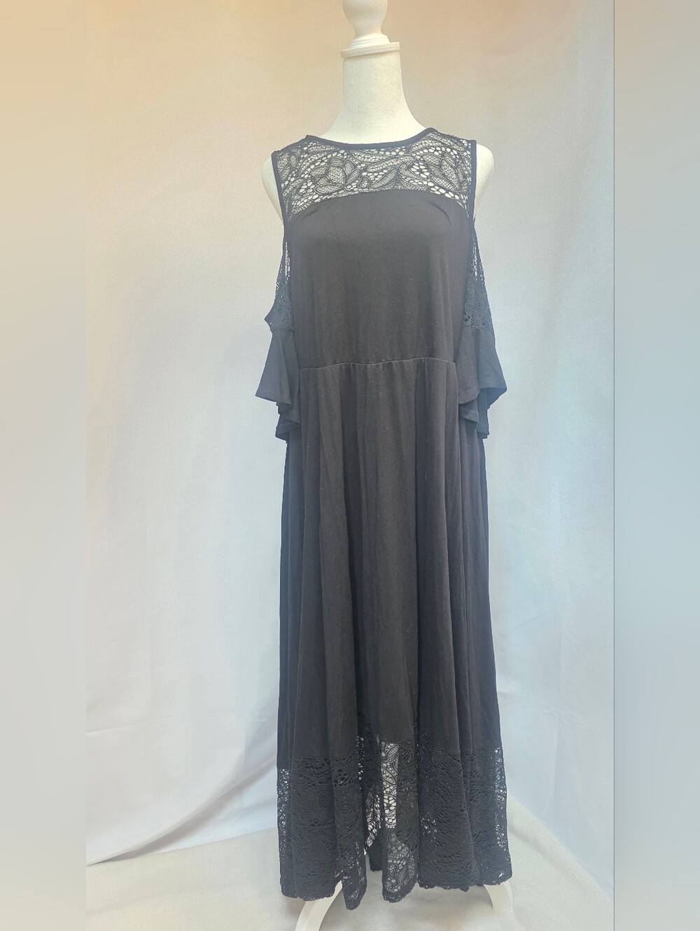Torrid Size 1 Black Cold Shoulder Lace Maxi Dress Boho Flowy Plus Size 1X